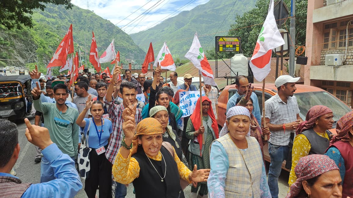 Rampur Bushahr: लुहरी परियोजना और बेदखली के खिलाफ रामपुर में किसान-बागवानों का संयुक्त प्रदर्शन