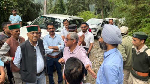 Rampur Bushahr: दारन गांव में भूस्खलन का खतरा: विधायक नंद लाल ने मौके पर लिया जायजा, राहत कार्य होंगे तेज