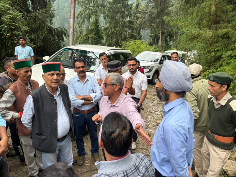 Rampur Bushahr: दारन गांव में भूस्खलन का खतरा: विधायक नंद लाल ने मौके पर लिया जायजा, राहत कार्य होंगे तेज