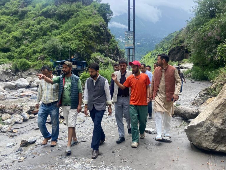 Rampur Bushahr:  कौल नेगी ने गानवी का किया दौरा, सरकार से डेंजर जोन घोषित करने की मांग