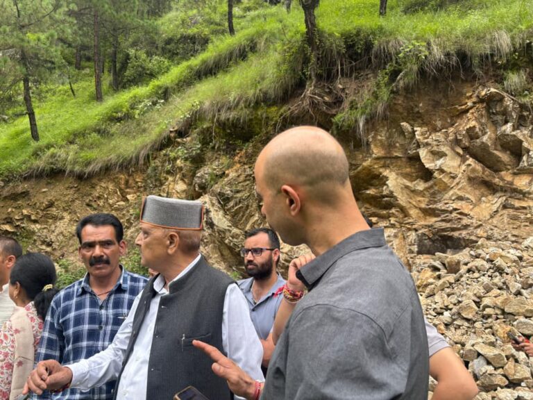 Rampur Bushahr: गानवी में बादल फटने से भारी तबाही: करोड़ों का नुकसान, पावर प्रोजेक्ट और सड़कें क्षतिग्रस्त