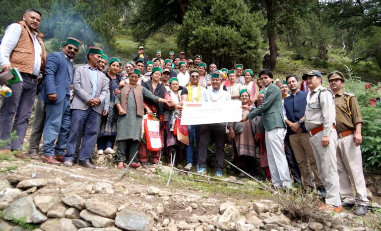 Kinnaur: राजस्व मंत्री ने कल्पा में पौधारोपण अभियान का शुभारंभ किया