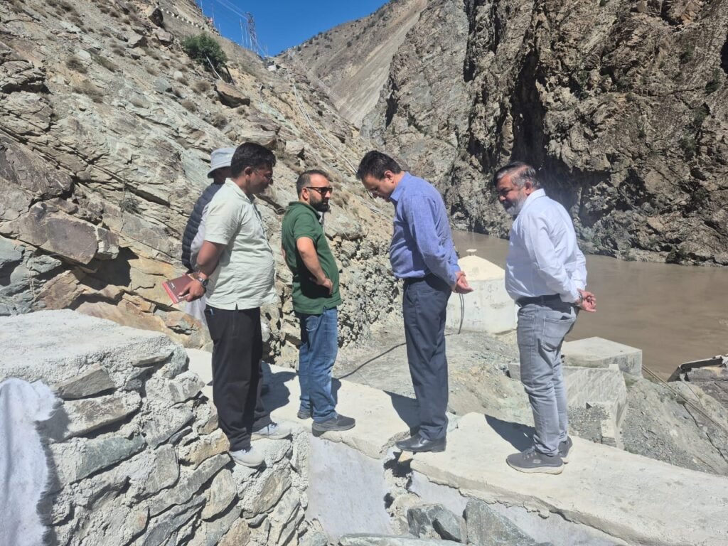 Kinnaur: उपायुक्त किन्नौर ने आपदा प्रभावित क्षेत्रों का दौरा कर राहत कार्यों की समीक्षा की