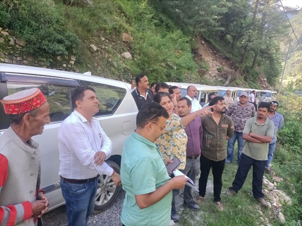 Kullu: भारी वर्षा से प्रभावित सैंज घाटी और आसपास के क्षेत्रों का उपायुक्त ने किया दौरा