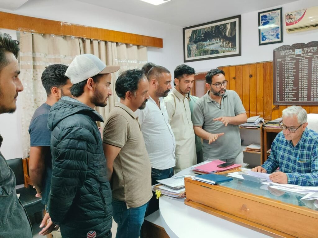 Rampur Bushahr: सेब सीजन में ग्रामीणों की चेतावनी: बाहलीधार-देवठी सड़क 5 दिन में नहीं सुधरी तो होगा विरोध प्रदर्शन