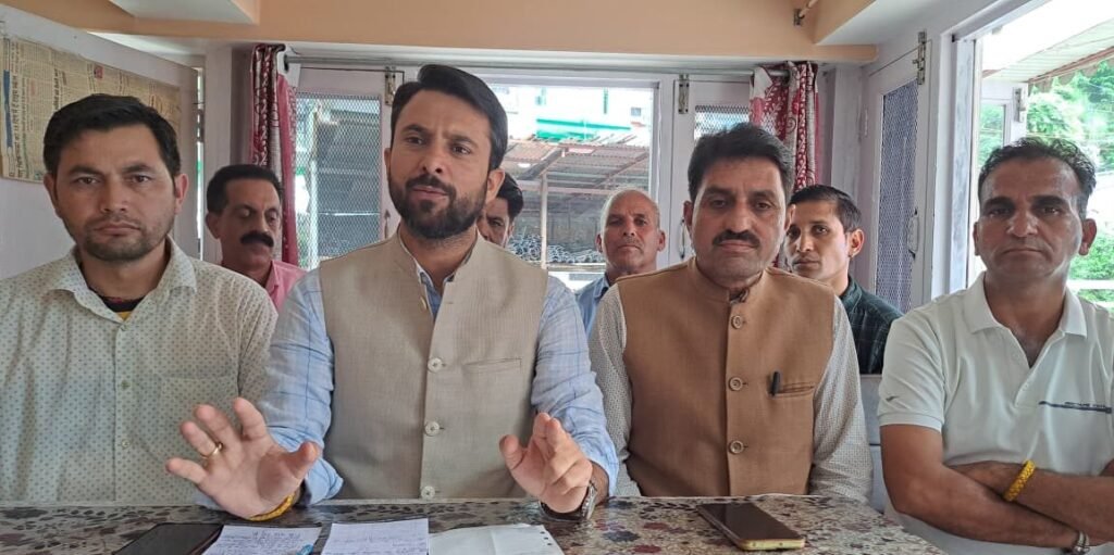 Rampur Bushahr: 12/20 और 15/20 क्षेत्र में आपदा के बाद सेब की फसल पर संकट, सड़कें बंद, प्रशासन पर लापरवाही के आरोप