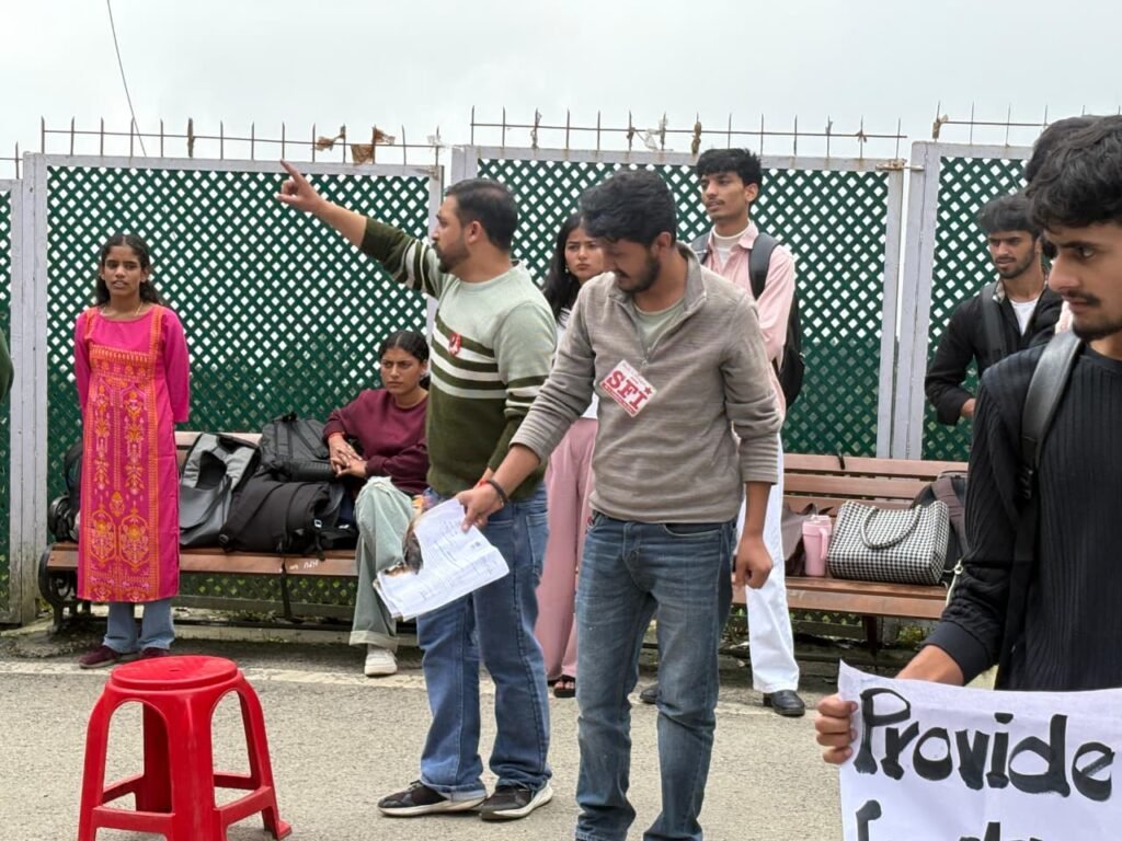 Shimla: UGC के LOCF ड्राफ्ट के खिलाफ SFI का प्रदर्शन: शिक्षा के भगवाकरण और निजीकरण का विरोध