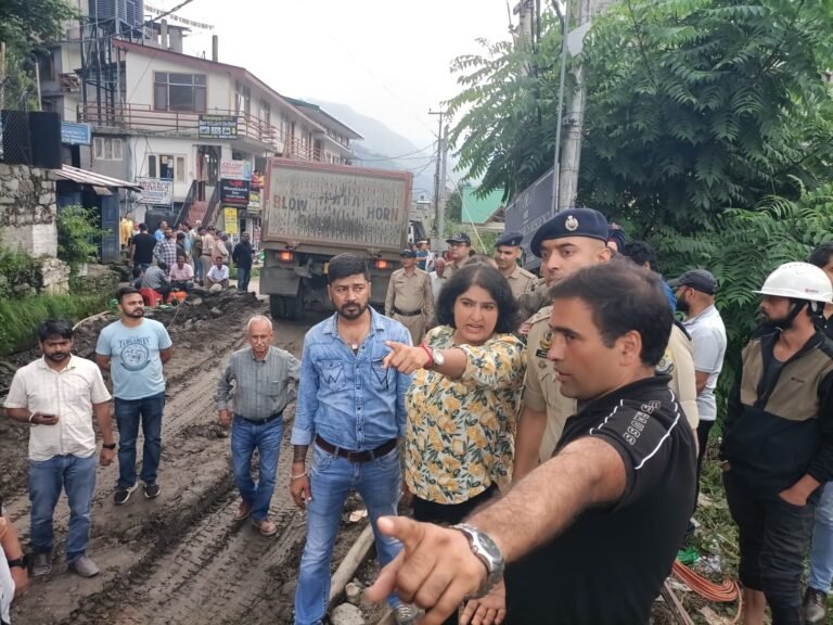 Kullu: उपायुक्त कुल्लू ने लिया वर्षा प्रभावित क्षेत्रों में राहत और पुनर्वास कार्यों का विस्तृत जायजा