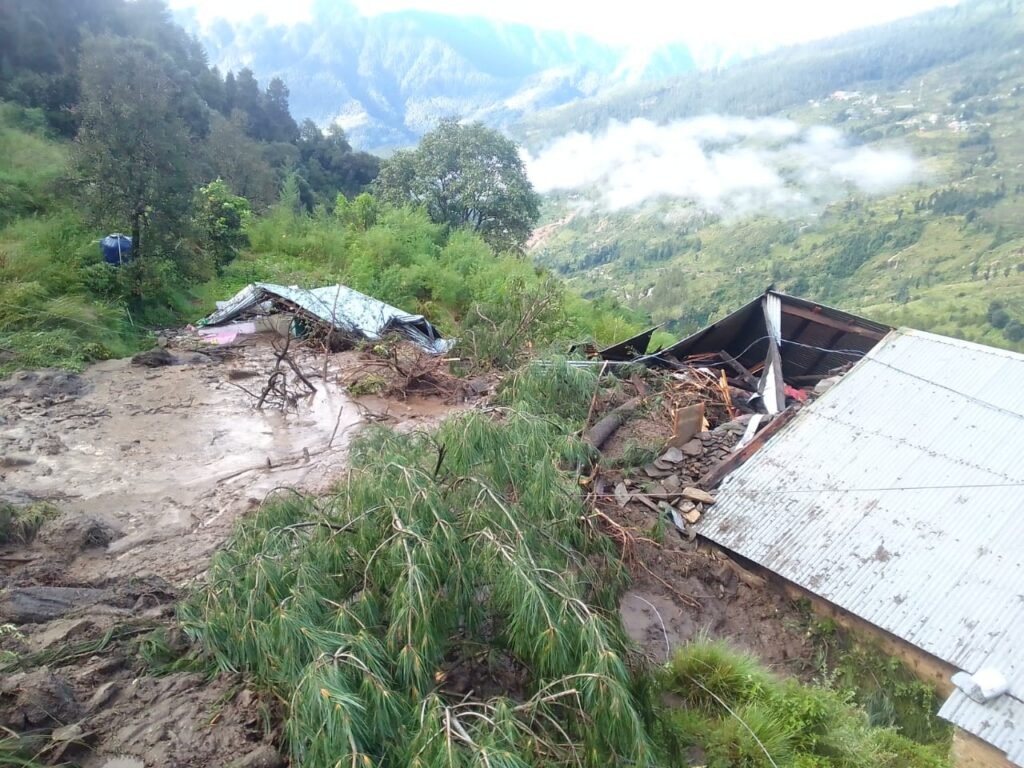 Rampur Bushahr: रामपुर में भारी बारिश से सड़कें बंद, 5 घर हुए क्षतिग्रस्त, प्रशासन ने किया राहत कार्य