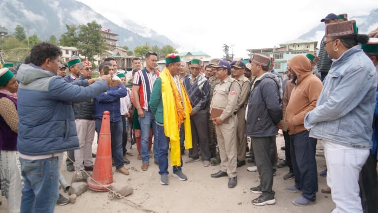 Kinnaur: राजस्व मंत्री जगत सिंह नेगी ने सांगला बस स्टैंड भूस्खलन स्थल का दौरा कर दिए त्वरित समाधान के निर्देश
