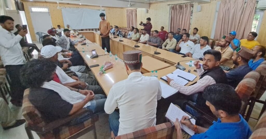 "रामपुर बुशहर में बीपीएल क्रिकेट प्रतियोगिता को लेकर बुशहर स्वास्तिक सोसायटी की फ्रेंचाइजी ऑनर्स और निवेशकों की बैठक, पाटबंगला मैदान में होने वाले क्रिकेट महासंग्राम की तैयारियों पर चर्चा"