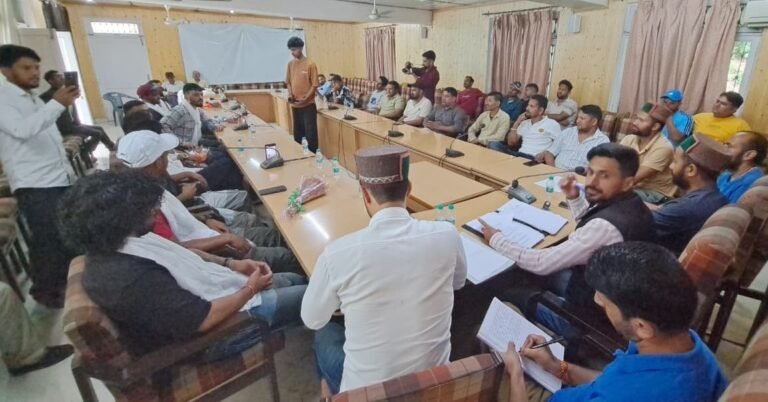 "रामपुर बुशहर में बीपीएल क्रिकेट प्रतियोगिता को लेकर बुशहर स्वास्तिक सोसायटी की फ्रेंचाइजी ऑनर्स और निवेशकों की बैठक, पाटबंगला मैदान में होने वाले क्रिकेट महासंग्राम की तैयारियों पर चर्चा"