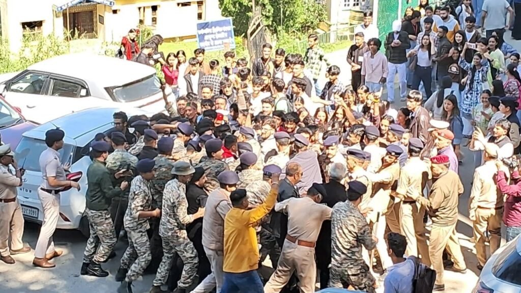 Himachal Pradesh : एचपीयू में एसएफआई का प्रदर्शन: छात्रसंघ चुनाव बहाली की मांग पर बवाल, पुलिस से झड़प में तीन जख्मी