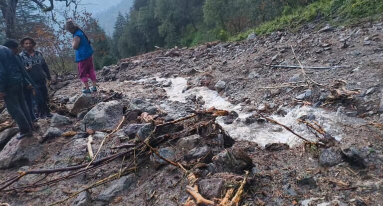 Himachal Pradesh : किन्नौर के थाच गांव में बादल फटा, खेत और गाड़ियां बहीं; कुमारसैन में मकान जमींदोज