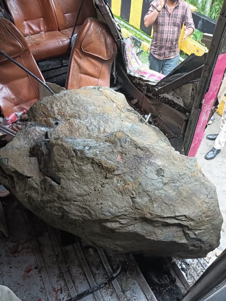 Rampur Bushahr: रामपुर के पास बस हादसा: काली मिट्टी में चट्टान गिरने से दो महिलाओं की मौत, 11 घायल