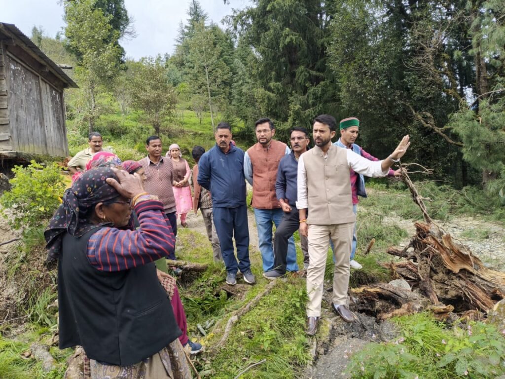Rampur Bushahr: कौल सिंह ने दारण गांव का दौरा कर आपदा प्रभावितों से की मुलाकात, सरकार से मांगा समाधान