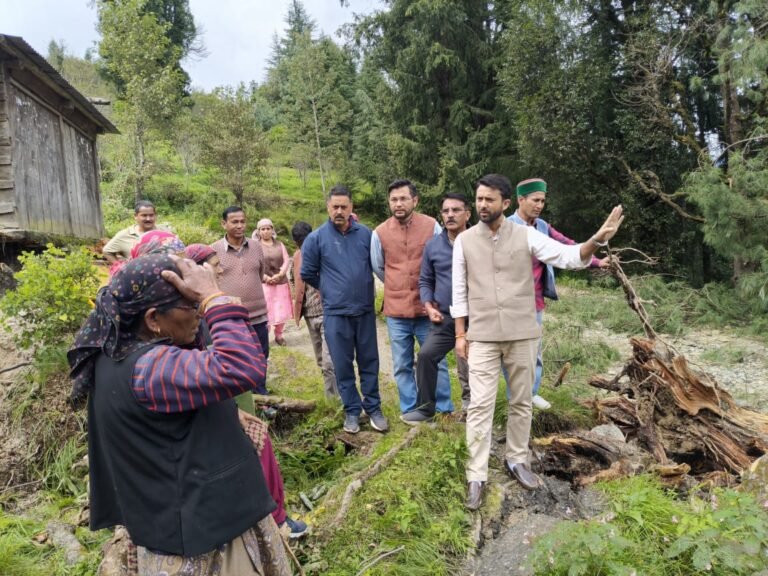 Rampur Bushahr: कौल सिंह ने दारण गांव का दौरा कर आपदा प्रभावितों से की मुलाकात, सरकार से मांगा समाधान