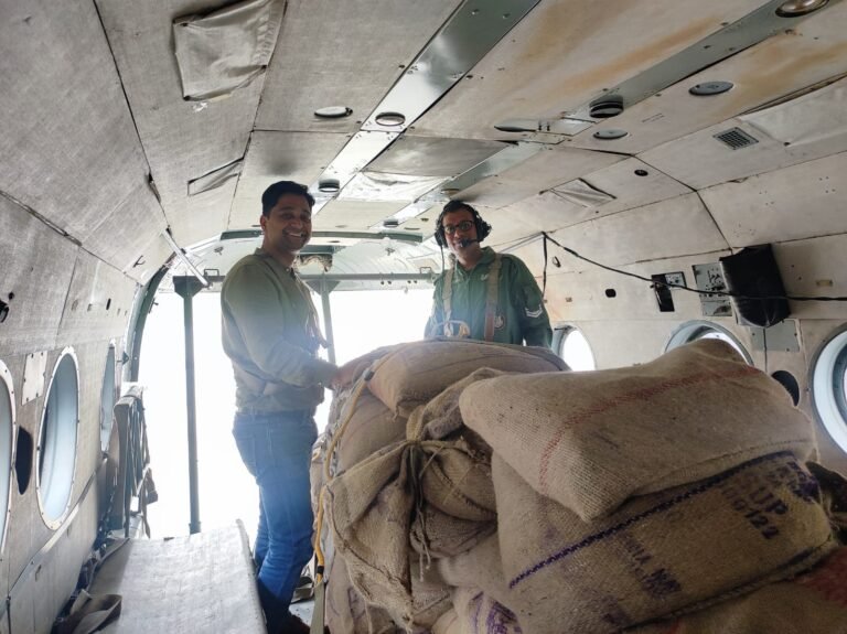 Kullu: शांगड व तलाड़ा में 26 क्विंटल राशन का एयर ड्रॉप, राहत सामग्री पहुँचाने के प्रयास जारी