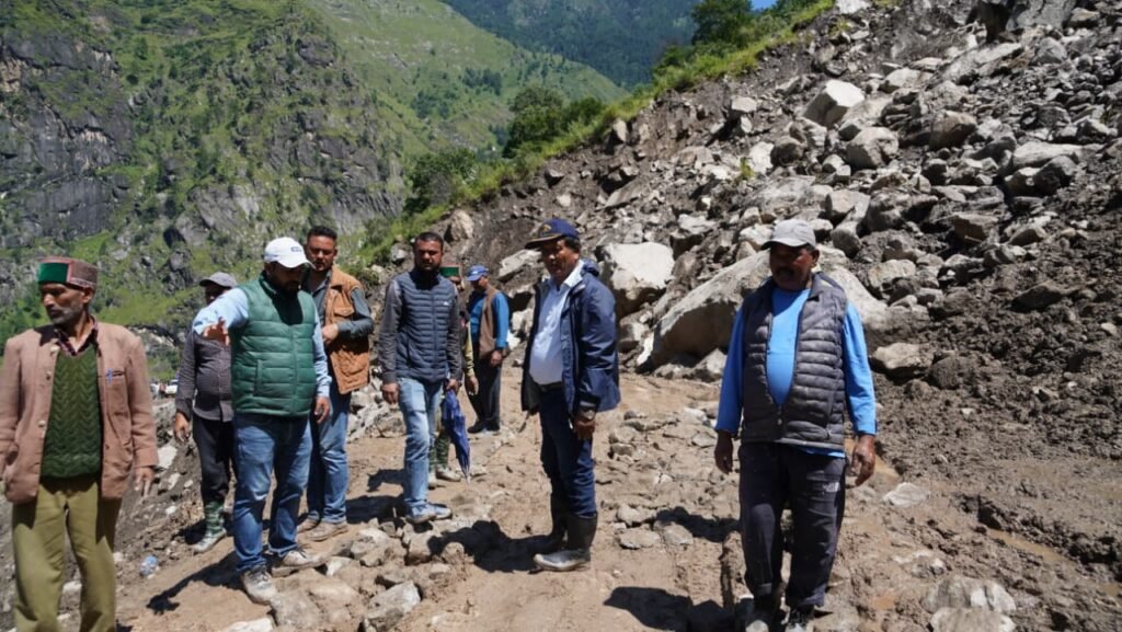 Kinnaur: बागवानों की फसलों की आवाजाही को प्राथमिकता, मंत्री जगत सिंह नेगी तीसरे दिन भी निगुलसरी में मौजूद