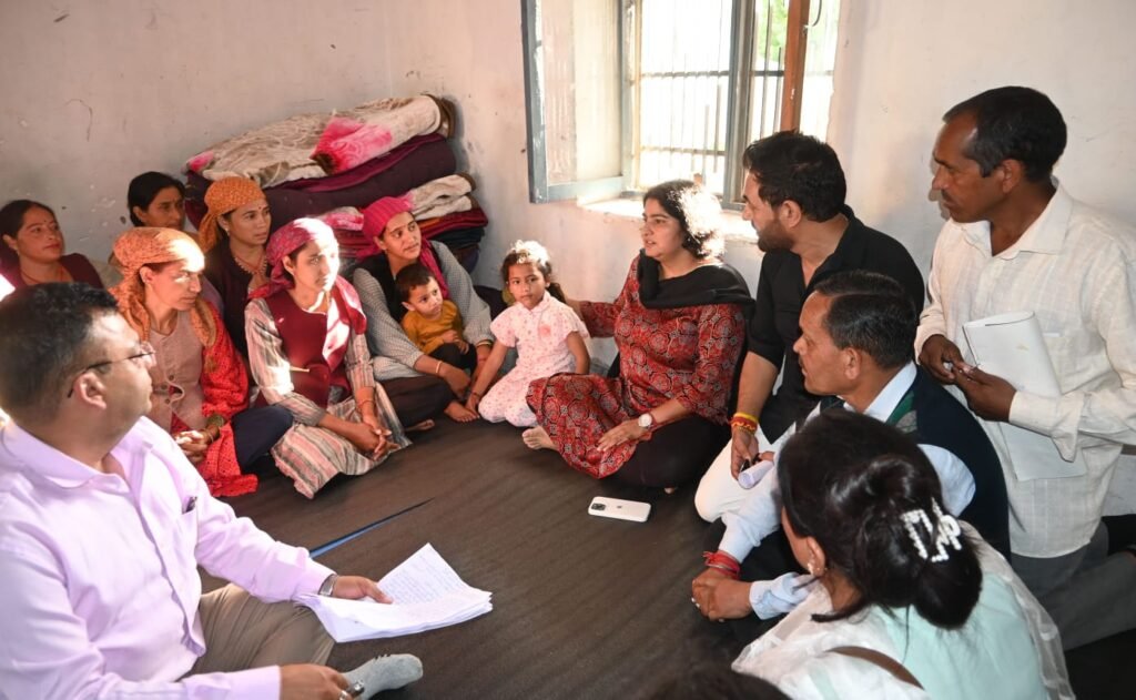 Kullu: प्रभावितों तक राहत पहुंचाना जिला प्रशासन की सर्वोच्च प्राथमिकता : उपायुक्त कुल्लू