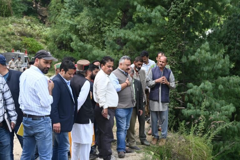 Shimla: शिक्षा मंत्री रोहित ठाकुर ने टिक्कर में आपदा से हुए नुकसान का लिया जायज़ा