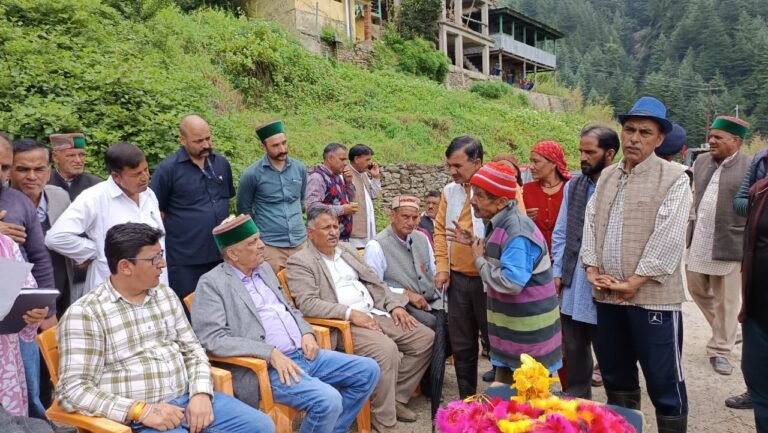 Rampur Bushahr: विधायक नंद लाल ने ननखड़ी आपदा प्रभावित गांवों का दौरा कर राहत एवं बहाली कार्यों में तेजी के दिए निर्देश