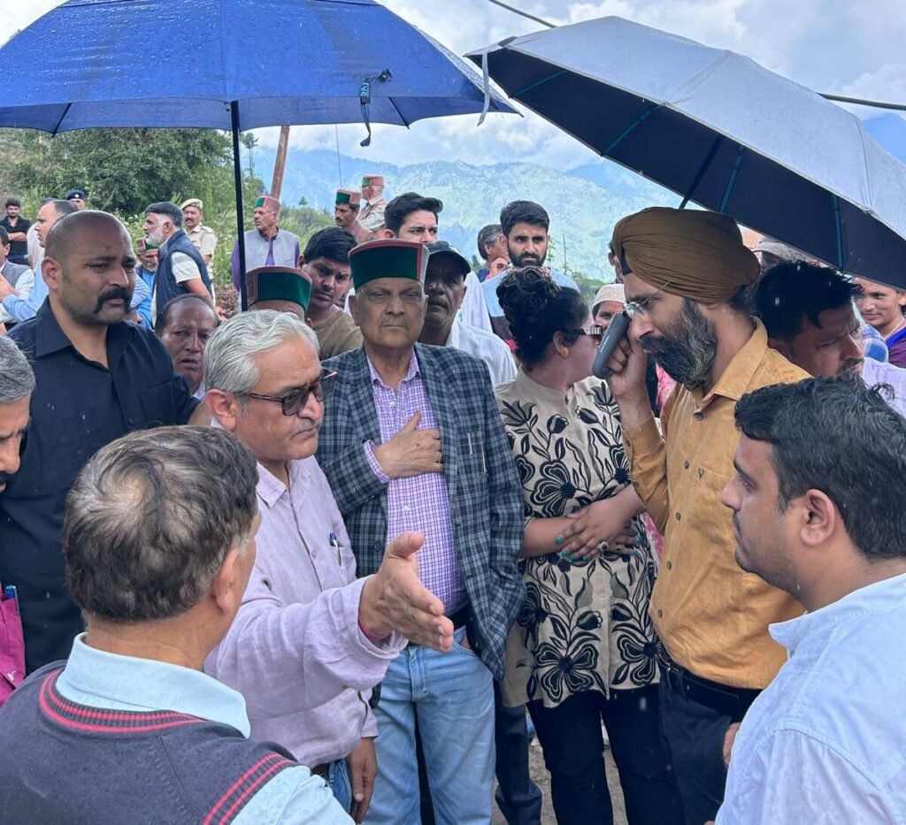 Rampur Bushahr: विधायक नंद लाल ने मझेवली और फूंजा गांवों का दौरा कर आपदा राहत कार्यों की समीक्षा की