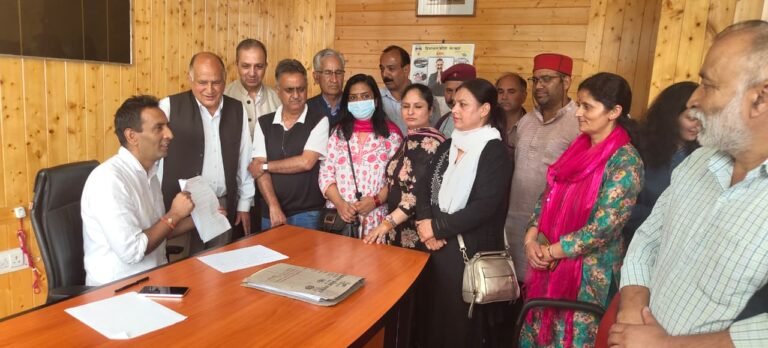 Shimla: शिमला में कुत्तों और बंदरों के आतंक के खिलाफ नागरिक सभा का प्रदर्शन, 12 प्रमुख मांगे रखीं