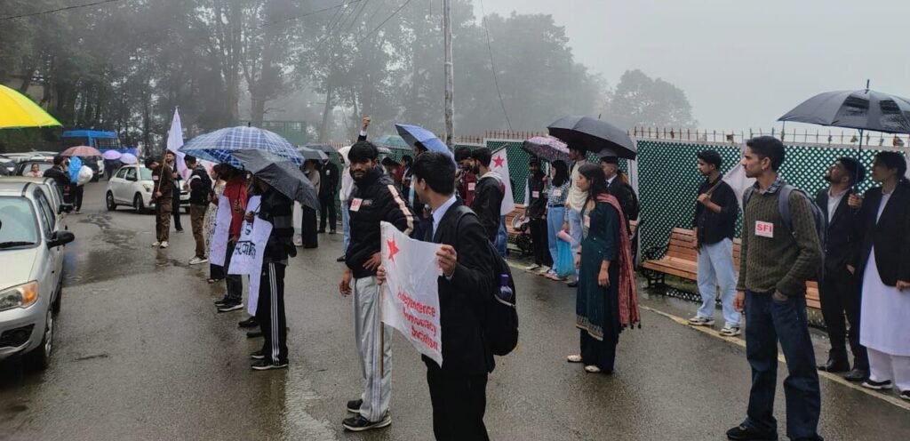 Shimla: एसएफआई शिमला ने नामांकित एससीए के खिलाफ किया प्रदर्शन, छात्र संघ चुनाव बहाली की उठी मांग