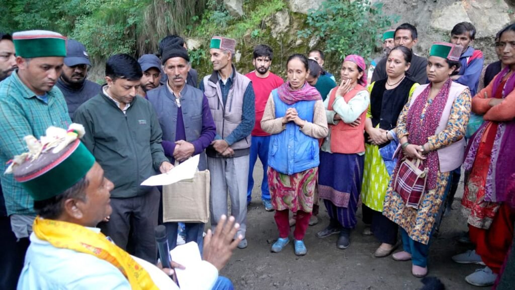 Kinnaur: राजस्व मंत्री जगत सिंह नेगी ने किन्नौर के थाच नाले में बादल फटने से हुए नुकसान का मौके पर किया निरीक्षण