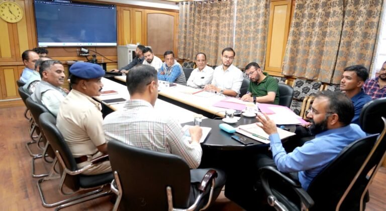 Kinnaur: किन्नौर में सड़क सुरक्षा और नशा मुक्त भारत अभियान पर हुई अहम बैठक, उपायुक्त ने दिए सख्त निर्देश