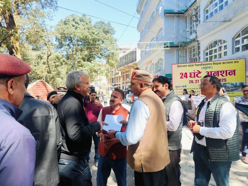 Shimla: हिमाचल प्रदेश विश्वविद्यालय शिक्षक संघ ने CAS रोक के विरोध में काला झंडा दिखाकर किया प्रदर्शन
