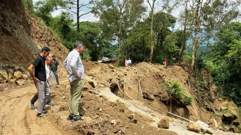 Bilaspur : अधिकारी युद्ध स्तर पर बंद सड़कों और पेयजल योजनाओं को बहाल करें : राजेश धर्माणी लैंडस्लाइड से क्षतिग्रस्त सड़क का निरीक्षण करते मंत्री राजेश धर्माणी और अधिकारी