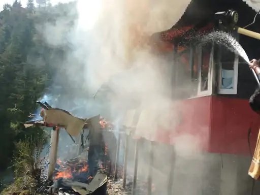 Shimla : ठियोग के नमाणा गांव में भीषण आग, पांच मकान राख, 24 लोग बेघर