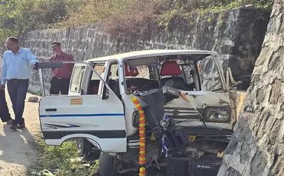 Himachal : भाई दूज पर कांगड़ा में वैन हादसा, चायल में कार खाई में गिरी, चार की मौत