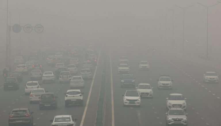 सांसों पर संकट: दिवाली के बाद दिल्ली-एनसीआर में प्रदूषण खतरनाक स्तर पर