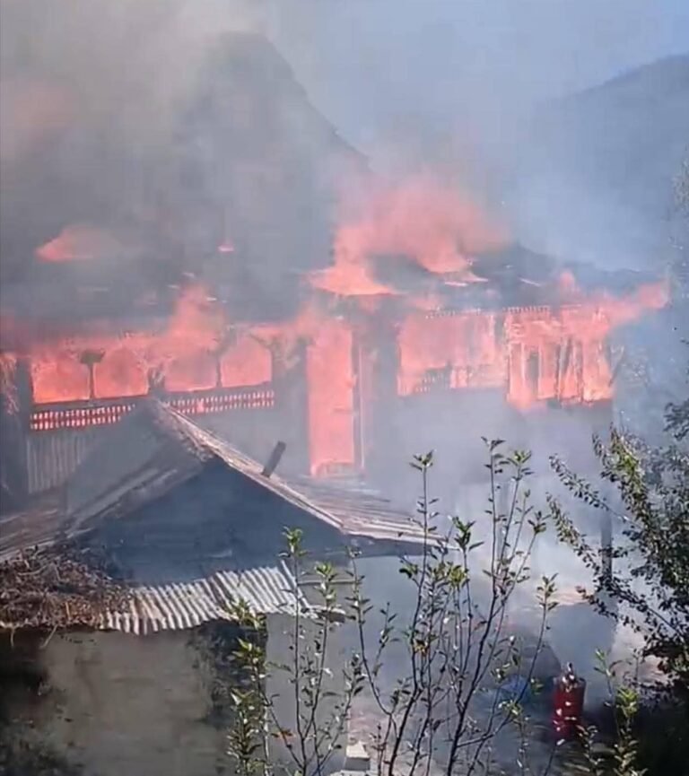 Fire incident : ठंड में बेघर हुए दो परिवार: चिड़गांव के आंध्रा गांव में दो मंजिला मकान जला