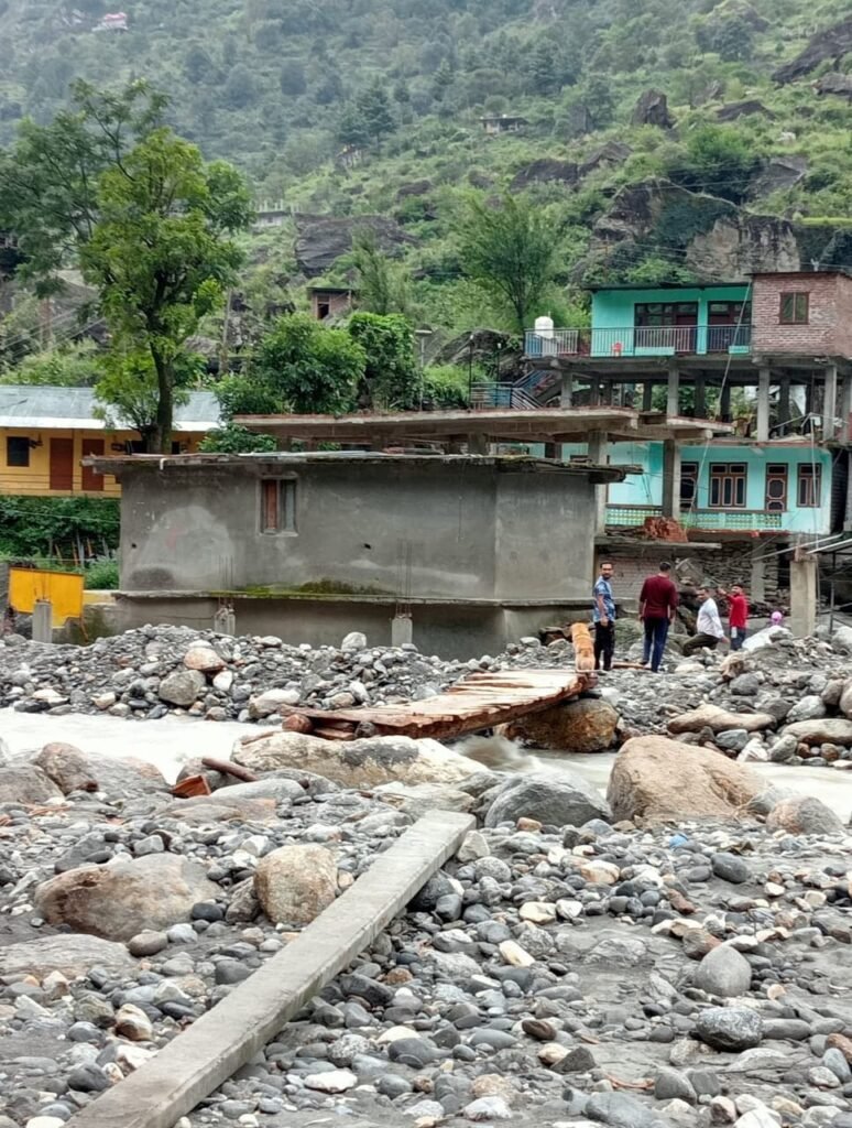 Rampur Bushahr: पंद्रहबीश कांग्रेस गढ़ में नाराज़गी चरम पर: गानवी, क्याव और कूट सड़क की अनदेखी पर ग्रामीणों में रोष