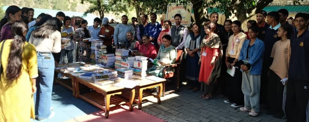 Rampur Bushahr: राजकीय महाविद्यालय रामपुर में पुस्तक प्रदर्शनी का सफल आयोजन