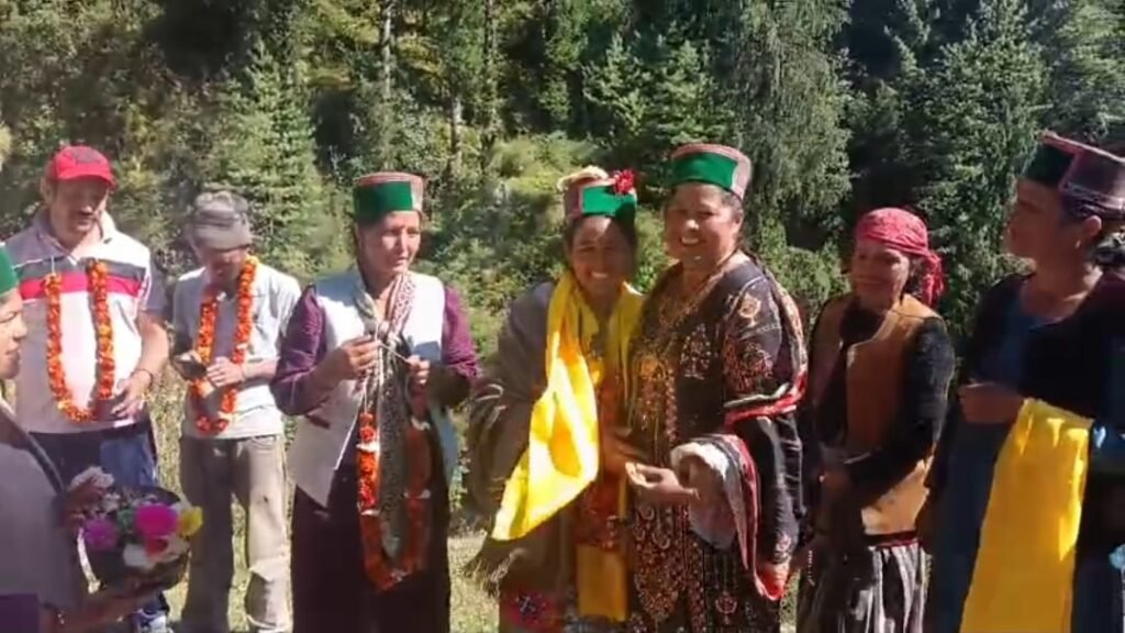 Kinnaur: गुरगुरी गांव में सड़क निर्माण और बस सेवा शुरू होने पर ग्रामीणों ने मंत्री जगत सिंह नेगी का जताया आभार