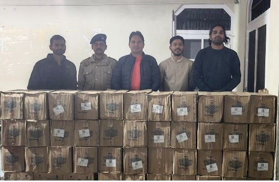 Kullu: कुल्लू में आबकारी टीम ने बजौरा और भुंतर से 47 पेटियाँ अवैध शराब जब्त की