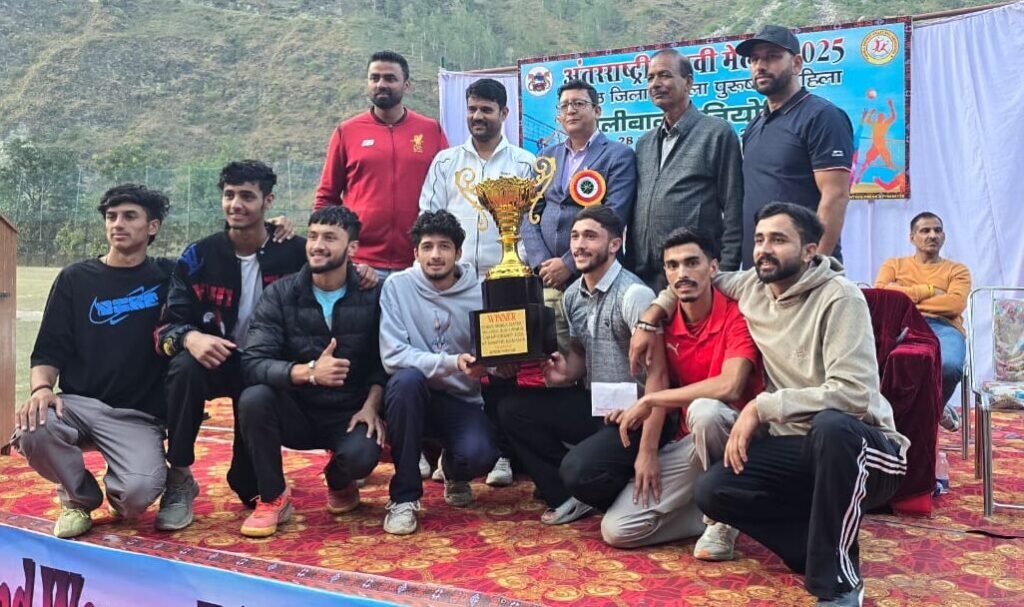 Rampur Bushahr: जिला स्तरीय वॉलीबॉल प्रतियोगिता में रोहड़ू रॉयल और रोहड़ू टीम बनी विजेता
