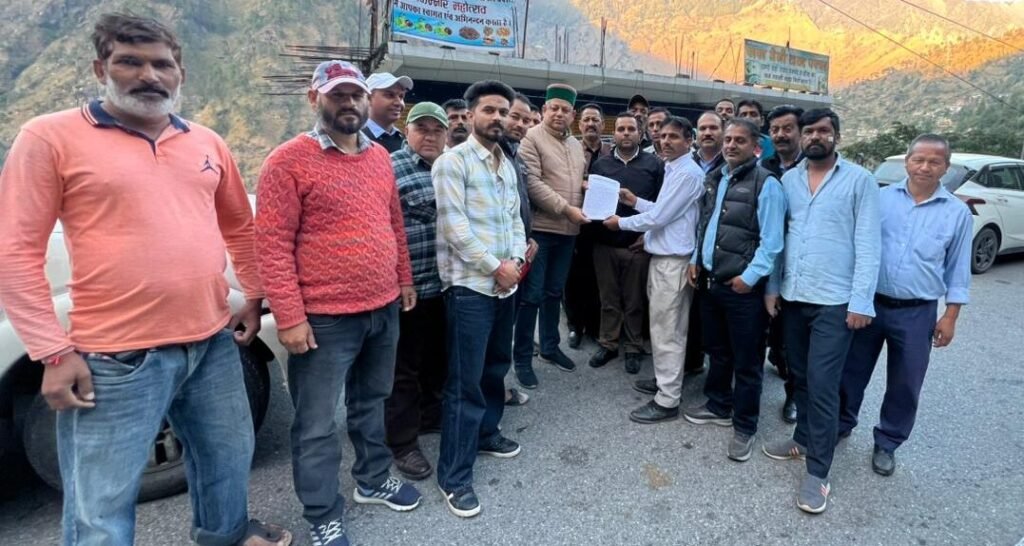 Rampur Bushahr: रामपुर टैक्सी यूनियन ने साडा पर्ची से छूट की मांग करते हुए SDM को सौंपा ज्ञापन