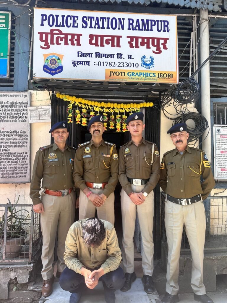 Rampur Bushahr: रामपुर पुलिस ने 48 घंटे में पकड़ा ज्वेलरी की दुकान से चोरी करने वाला आरोपी