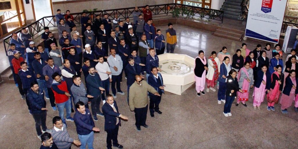 Rampur Bushahr: रामपुर जल विद्युत परियोजना में संविधान दिवस पर प्रस्तावना का सामूहिक पाठ