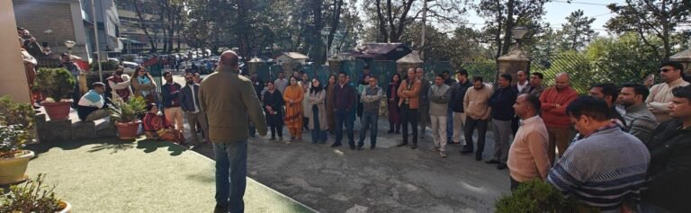 Shimla: हिमाचल विश्वविद्यालय में प्रदर्शन : हपुटवा ने सरकार से वित्त सचिव को हटाने की मांग की