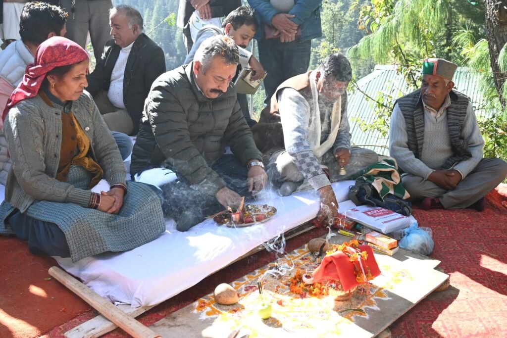 Shimla: नावर क्षेत्र को सड़क सुविधा, शिक्षा मंत्री ने किया 7 करोड़ की सड़क का भूमिपूजन