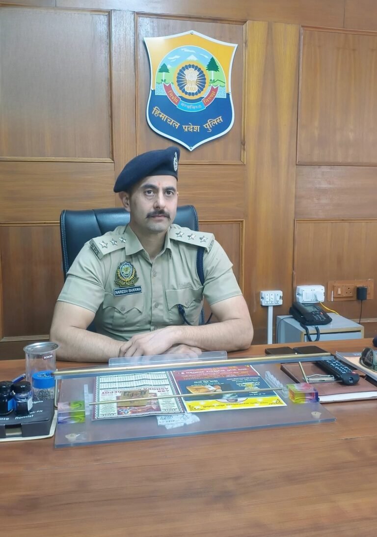 Rampur Bushahr: रामपुर पुलिस की बड़ी सफलता: नीरसू के दो युवक 14.30 ग्राम चिट्टे सहित गिरफ्तार