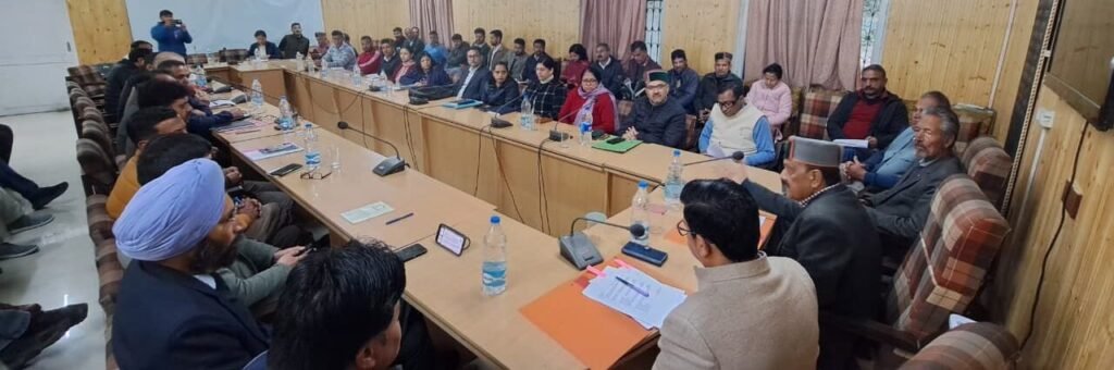 Rampur Bushahr: रामपुर में पहली शिकायत निवारण बैठक, नंद लाल गैरहाज़िर अधिकारियों पर नाराज