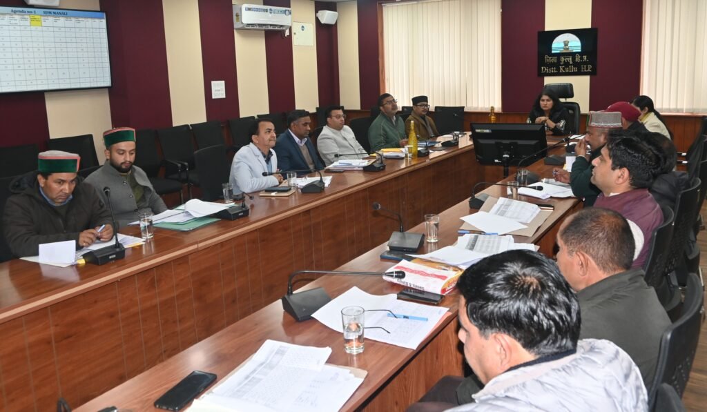 Kullu: उपायुक्त कुल्लू ने राजस्व विभाग की प्रगति की समीक्षा, दो साल से पुराने लंबित मामलों के शीघ्र निपटान के निर्देश